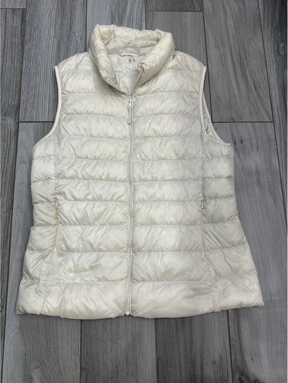 Uniqlo Women's Lightweight Water-Repellent Puffer Vest, Medium, Cream